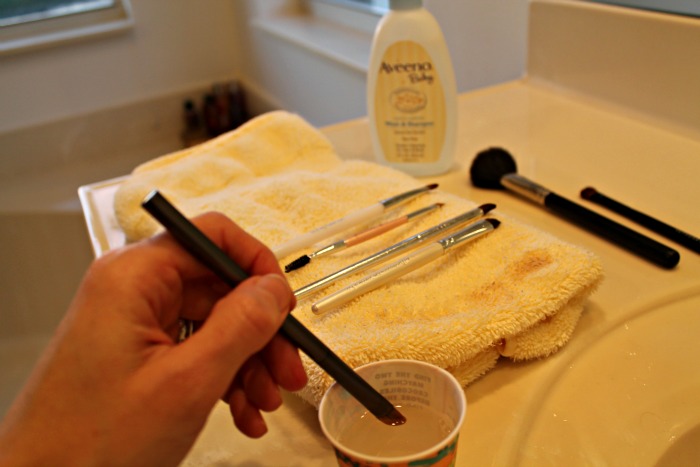 How to Clean Make Up Brushes